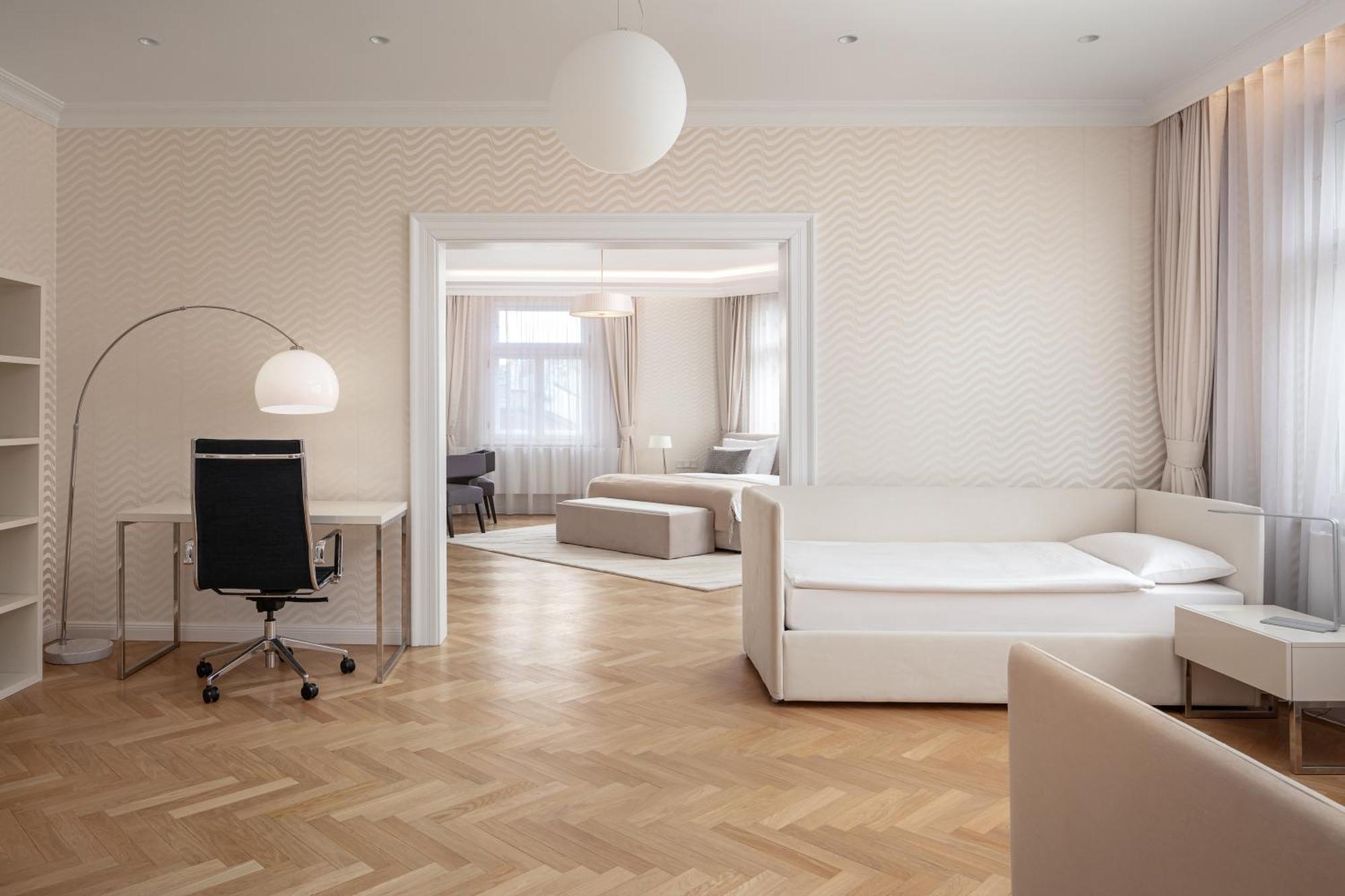 R16 Residences Апарт-готель